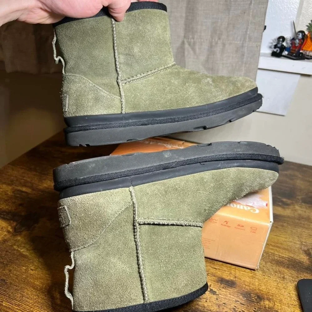 UGG Women's Classic Mini‎ Zipper Tape Logo Boot Burnt Olive 1144034 Size 4